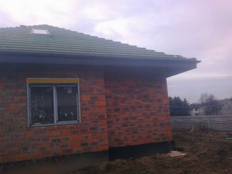 Prostowanie dachu i montaż rynien Zambelli przez naszą firmę dekarską w Ostrowie Wlkp