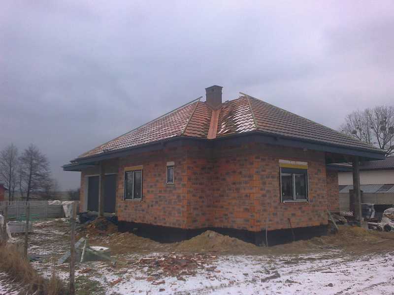 Dach wykonany w Ostrowie Wielkopolskim przez nasza firmę dekarską z dachówki BOGEN Reform C-11 antracyt angoba