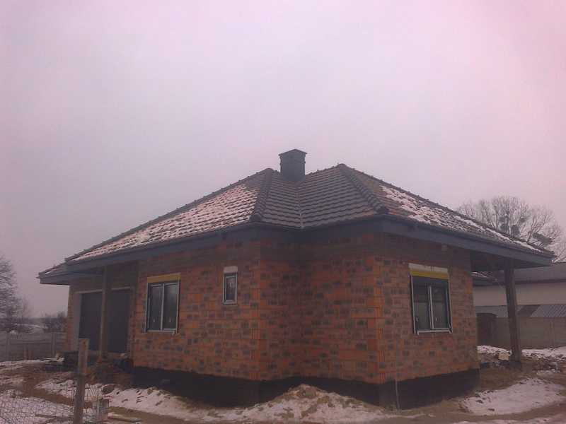 Dach wykonany w Ostrowie Wielkopolskim przez nasza firmę dekarską z dachówki BOGEN Reform C-11 antracyt angoba